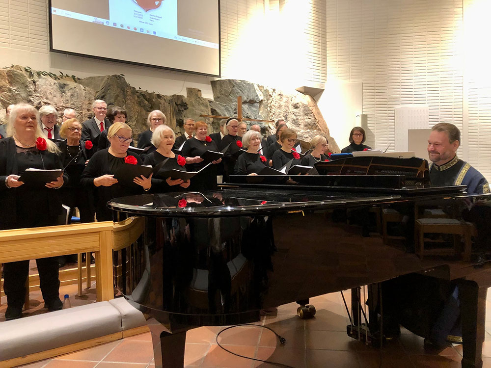 Flyygelin ääressä taiteellinen johtaja Olli Santa, kuva Veikko Tiainen